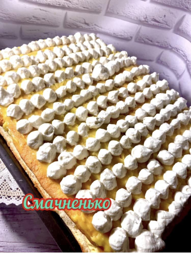 Смачний торт або пляцок для любителів лимонних смаків - в міру солодкий, дуже пухкий з неймовірно смачним кремом