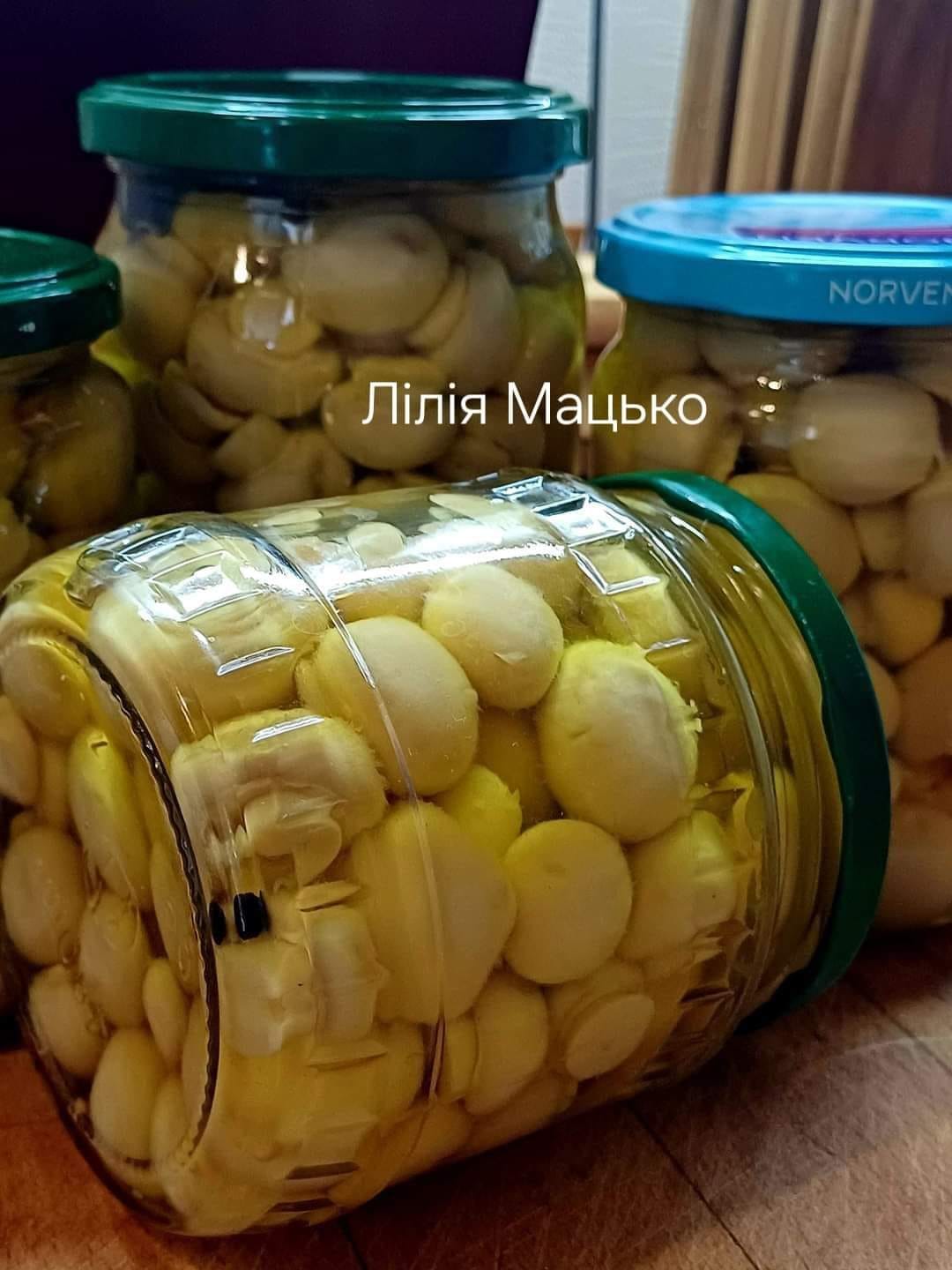 Мариновані печериці за рецептом української господині: їх можна використовувати для салатів чи просто смакувати