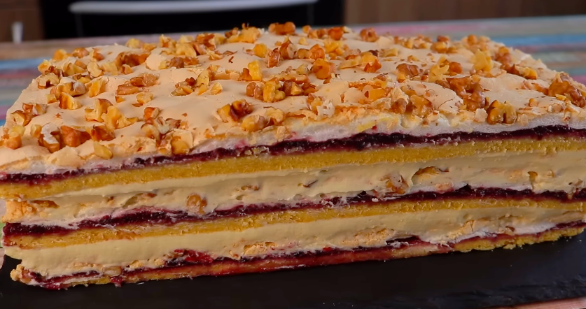 Пляцок «Пані Валевська» зі старого записничка - це пісочні коржі, шар смородинового джему, безе з горішками і все рясно змащене ніжним заварним кремом