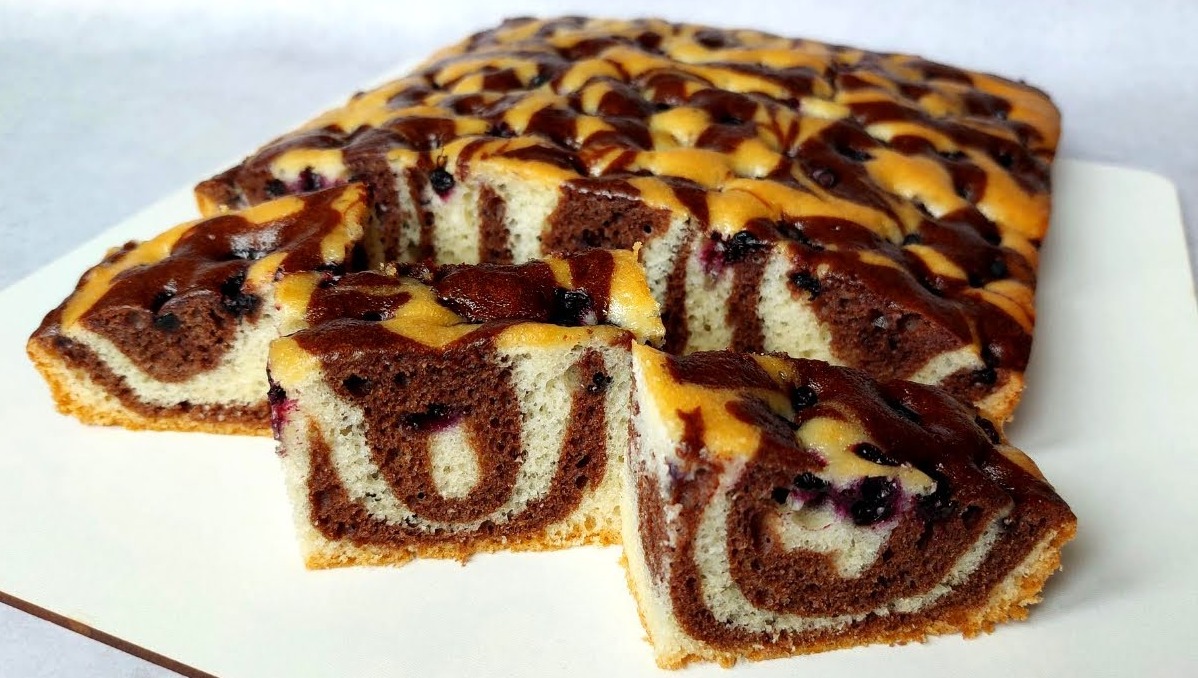 Бісквітний пиріг з чорницею на мінералці - рецепт смачного, швидкого та пухкого бісквітного пирога до чаю