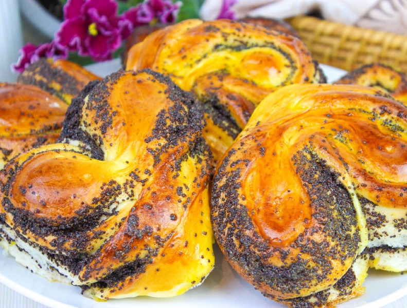 Найсмачніші повітряні плюшки з маком - здобні в міру солодкі та багато смачної макової начинки