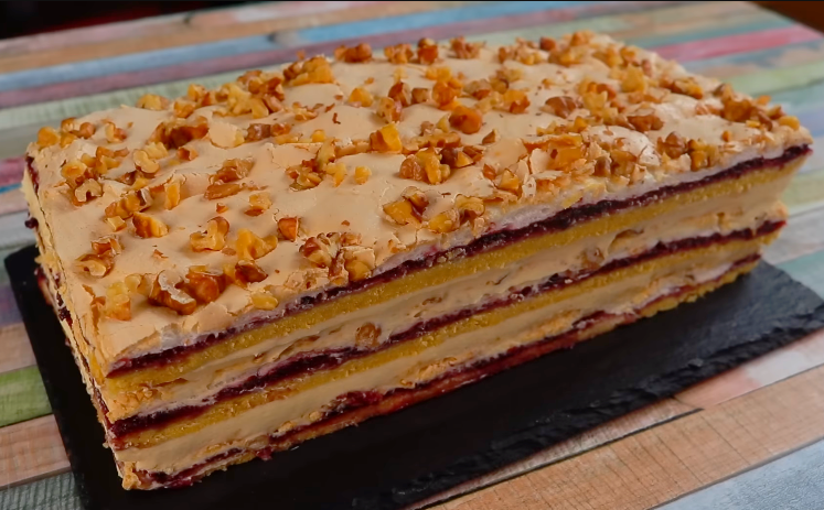 Пляцок «Пані Валевська» зі старого записничка - це пісочні коржі, шар смородинового джему, безе з горішками і все рясно змащене ніжним заварним кремом