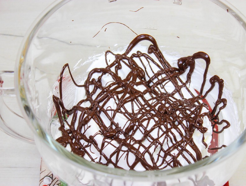 Мармурове безе з шоколадом - дуже смачно та просто. Такі "білочки" мама пекла колись на Великдень у печі