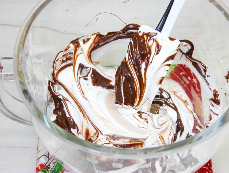 Мармурове безе з шоколадом - дуже смачно та просто. Такі "білочки" мама пекла колись на Великдень у печі