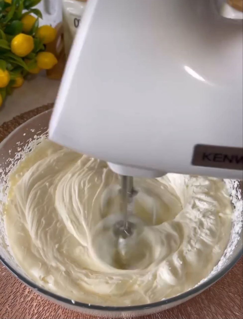 Домашній ванільно-ягідний торт "Ніжність" - простенький рецепт, яким я користуюсь на святкові застілля і просто до чаю. Смачно так, що словами не передати