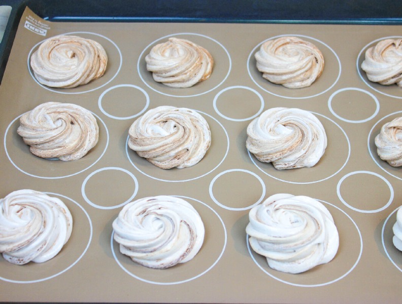 Мармурове безе з шоколадом - дуже смачно та просто. Такі "білочки" мама пекла колись на Великдень у печі