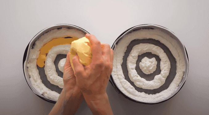 Неймовірний торт "Смужки Кардинал" - повітряний йогуртовий крем і двокольорові ніжні коржі, які ідеально доповнюються цікавим ягідним смаком