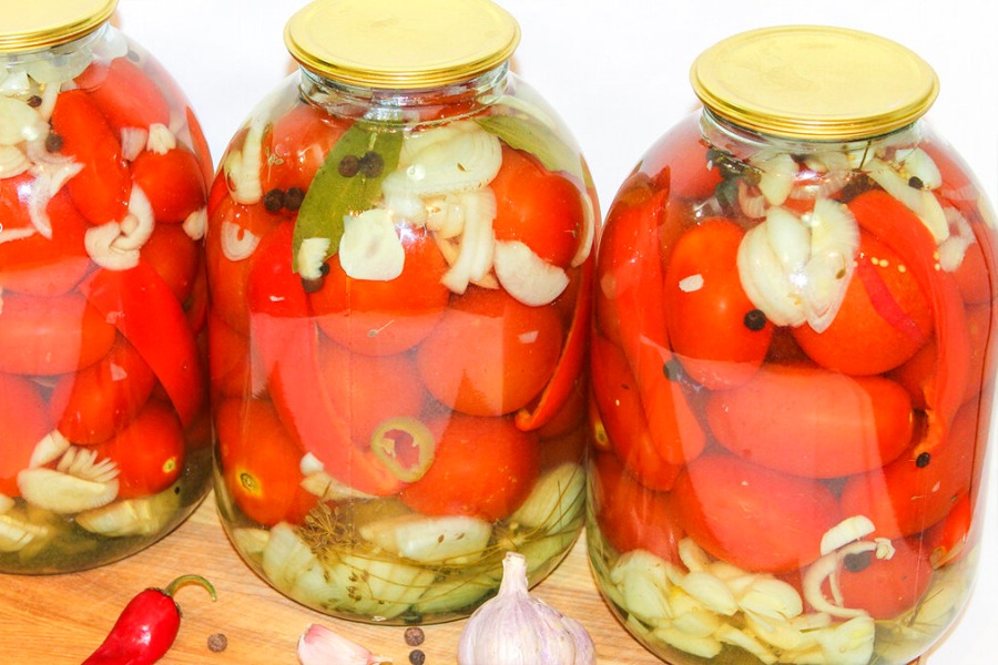 Мариновані помідори з цибулею на зиму - готую тільки так! Ідеальний смак і маринаду і самих помідор!
