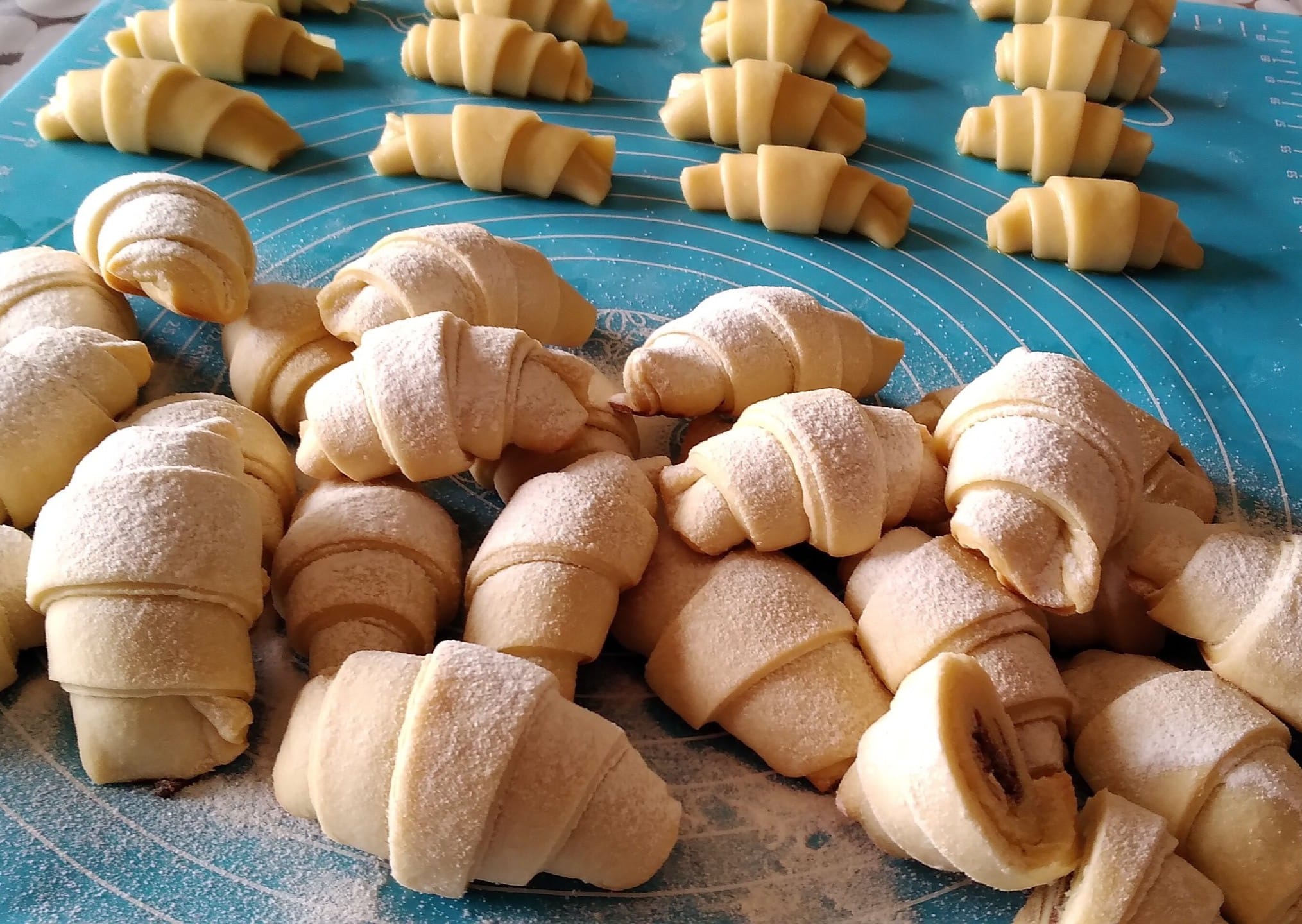 Пісні рогалики готуються без молока, яєць і масла, тому вони виходять бюджетними і навіть дієтичними - використовуйте будь-яку густу начинку (рецепт від української господині)