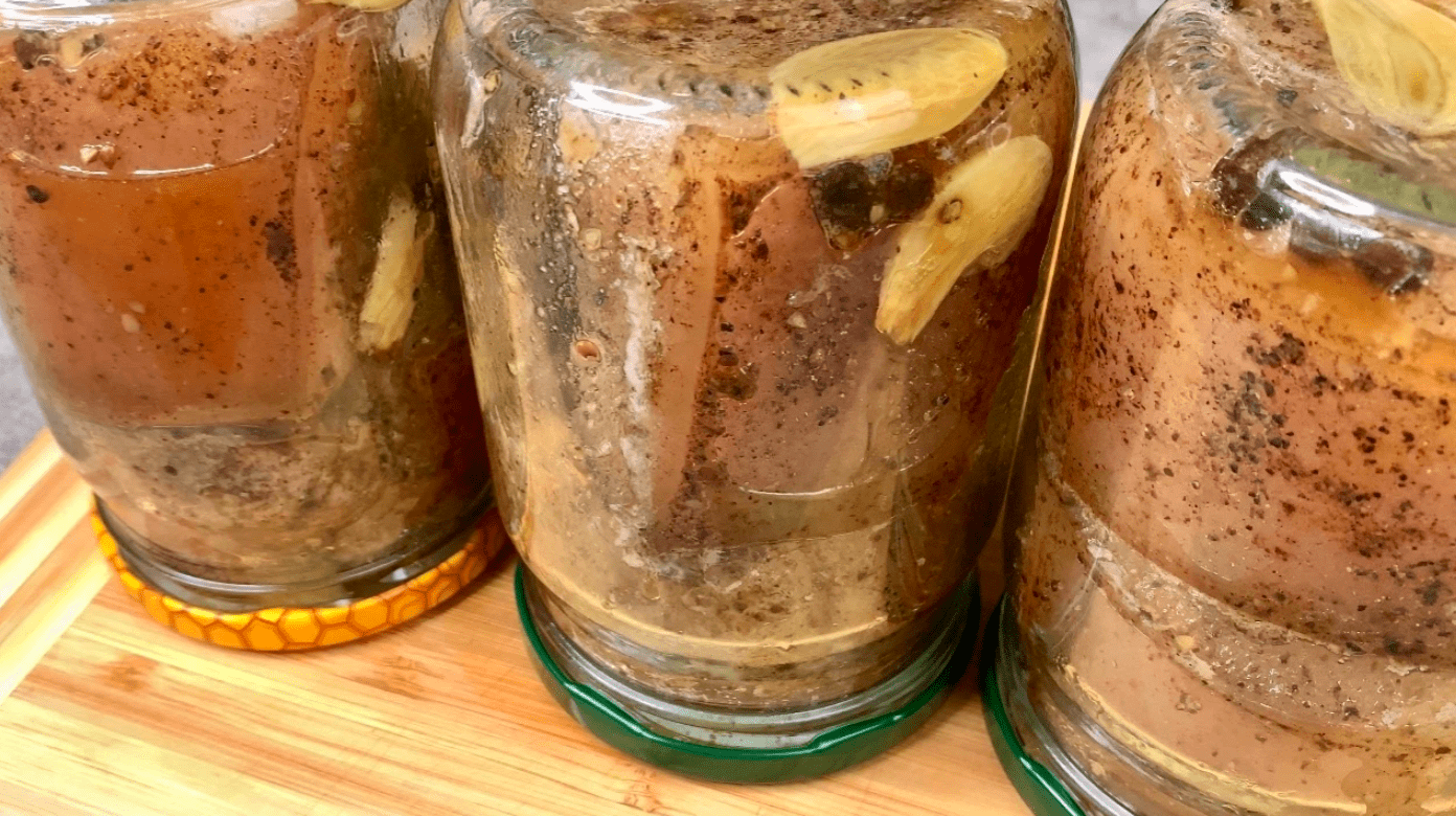 Сало з часником і прянощами в банці: рецепт найпростіший, а пробувати його можна вже через добу, таке смачне і ніжне, що просто тане у роті