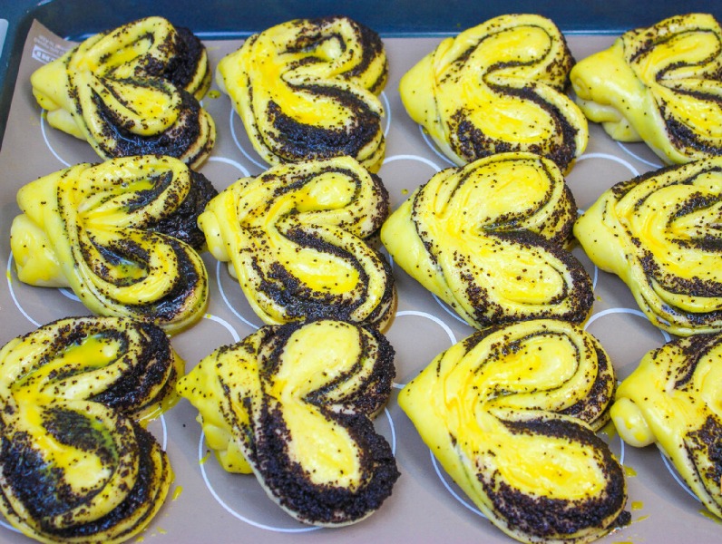 Найсмачніші повітряні плюшки з маком - здобні в міру солодкі та багато смачної макової начинки