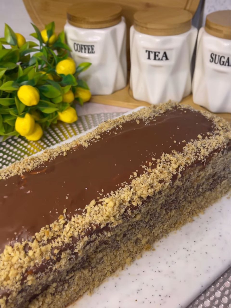 Дуже смачний і ніжний пляцок "Невагомість", що нагадує морозиво: білково-шоколадні коржі, заварний крем і фруктово-ягідна начинка - неймовірна смакота