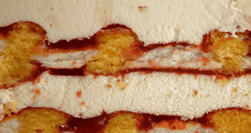 Неймовірний торт "Смужки Кардинал" - повітряний йогуртовий крем і двокольорові ніжні коржі, які ідеально доповнюються цікавим ягідним смаком