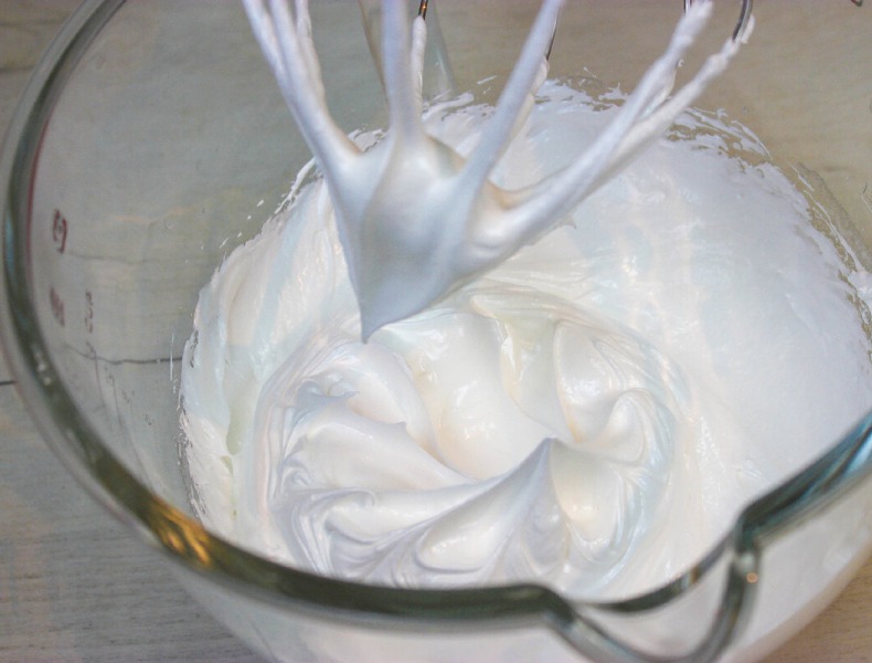 Мармурове безе з шоколадом - дуже смачно та просто. Такі "білочки" мама пекла колись на Великдень у печі