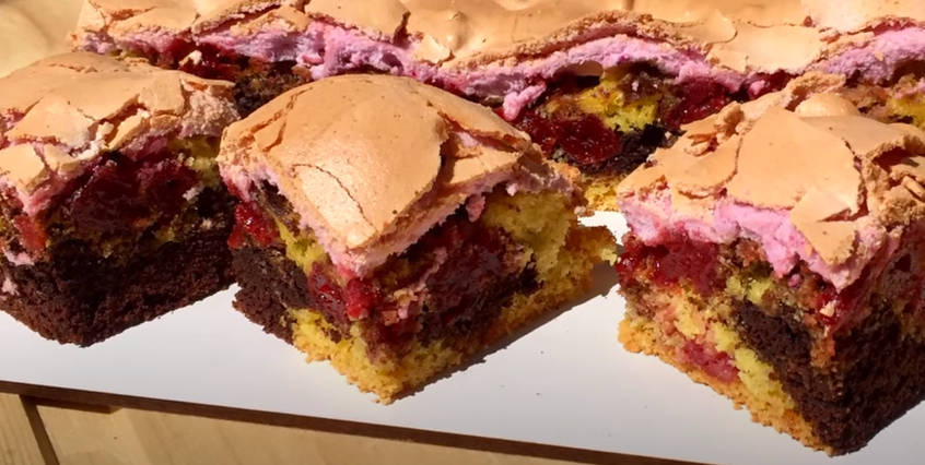 Пляцок на раз-два, без крему - збереже Ваш час, ідеально доповнить солодку нарізку. Кожного разу додаючи інший фрукт, або ягоду - буде новий смак і новий пляцок