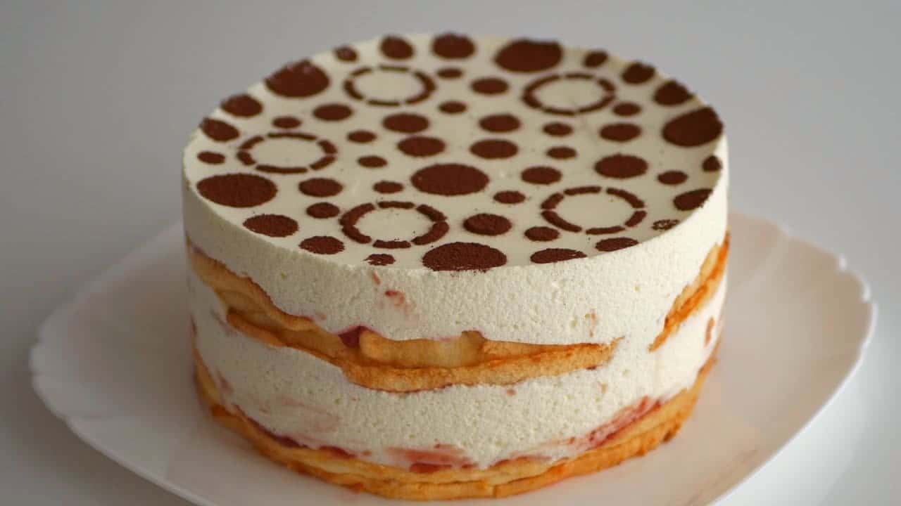 Неймовірний торт "Смужки Кардинал" - повітряний йогуртовий крем і двокольорові ніжні коржі, які ідеально доповнюються цікавим ягідним смаком