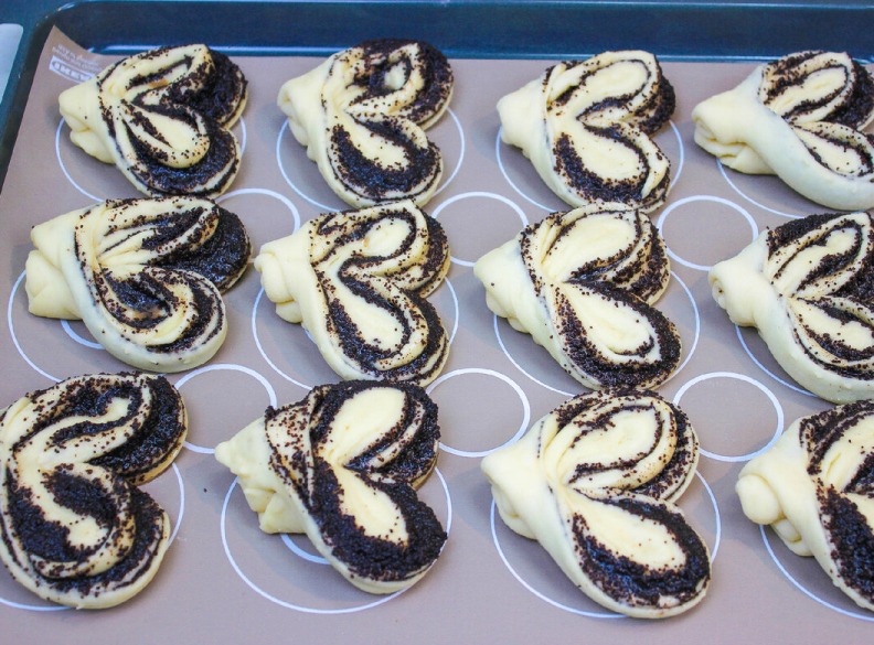 Найсмачніші повітряні плюшки з маком - здобні в міру солодкі та багато смачної макової начинки