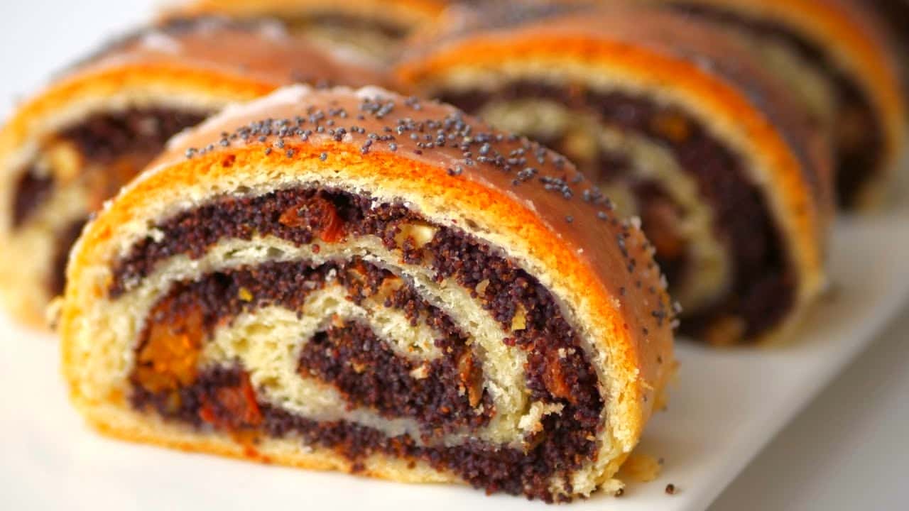 Маковий рулет до чаю: завдяки випіканню в папері, тісто ніжне і просто тане в роті, а начинка має багату палітру смаків і ароматів