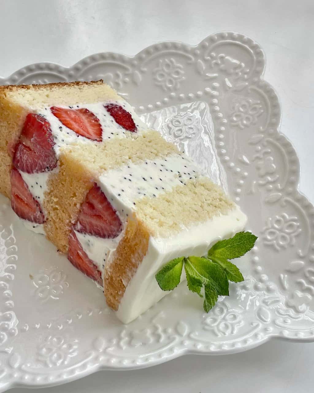 Закохалась в нього з першого шматочка! Божественно ніжний торт "Полунична грядка" - відкритий бісквітний тортик з легким вершково-маковим кремом та полуницею - неймовірна смакота