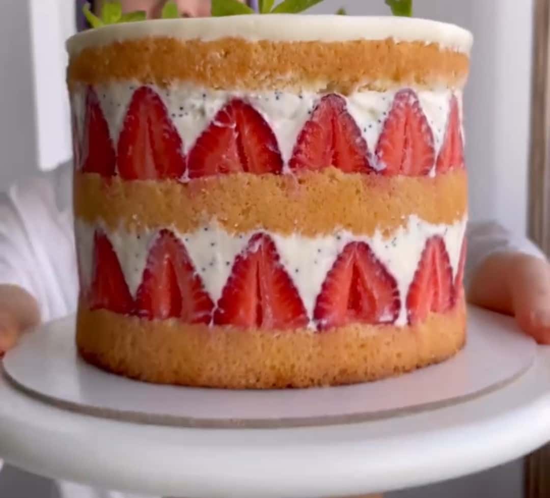 Закохалась в нього з першого шматочка! Божественно ніжний торт "Полунична грядка" - відкритий бісквітний тортик з легким вершково-маковим кремом та полуницею - неймовірна смакота