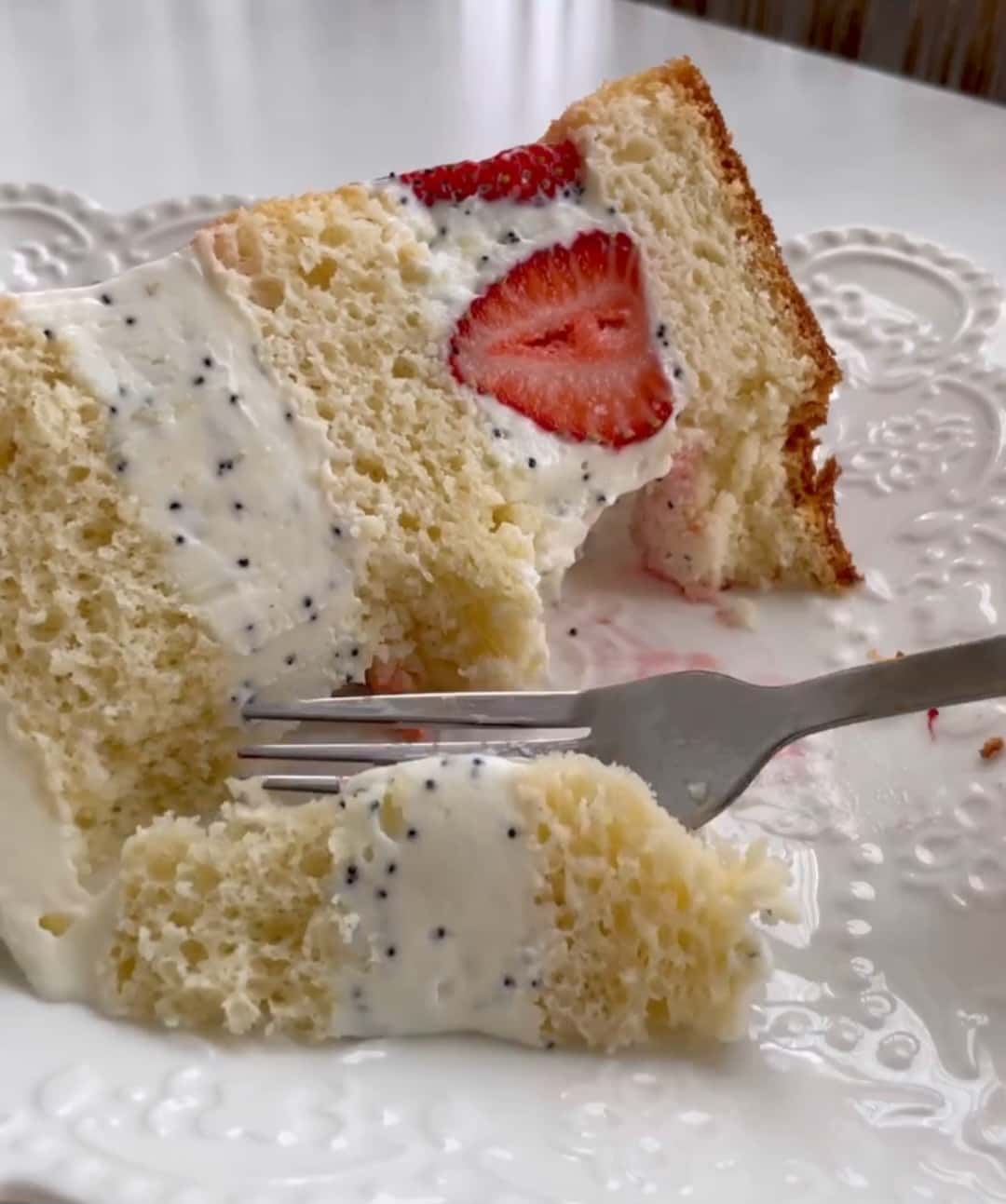 Закохалась в нього з першого шматочка! Божественно ніжний торт "Полунична грядка" - відкритий бісквітний тортик з легким вершково-маковим кремом та полуницею - неймовірна смакота