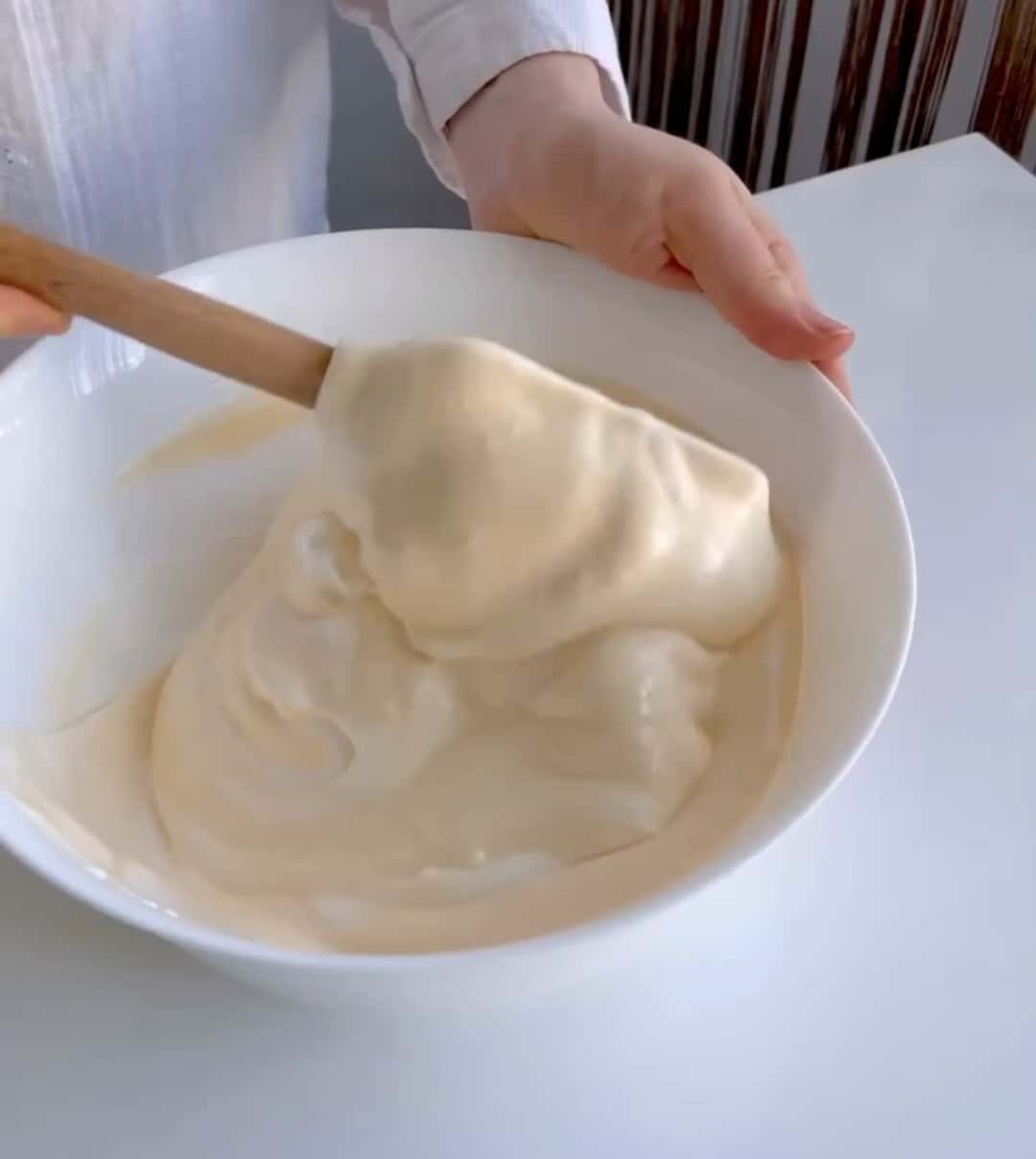 Закохалась в нього з першого шматочка! Божественно ніжний торт "Полунична грядка" - відкритий бісквітний тортик з легким вершково-маковим кремом та полуницею - неймовірна смакота