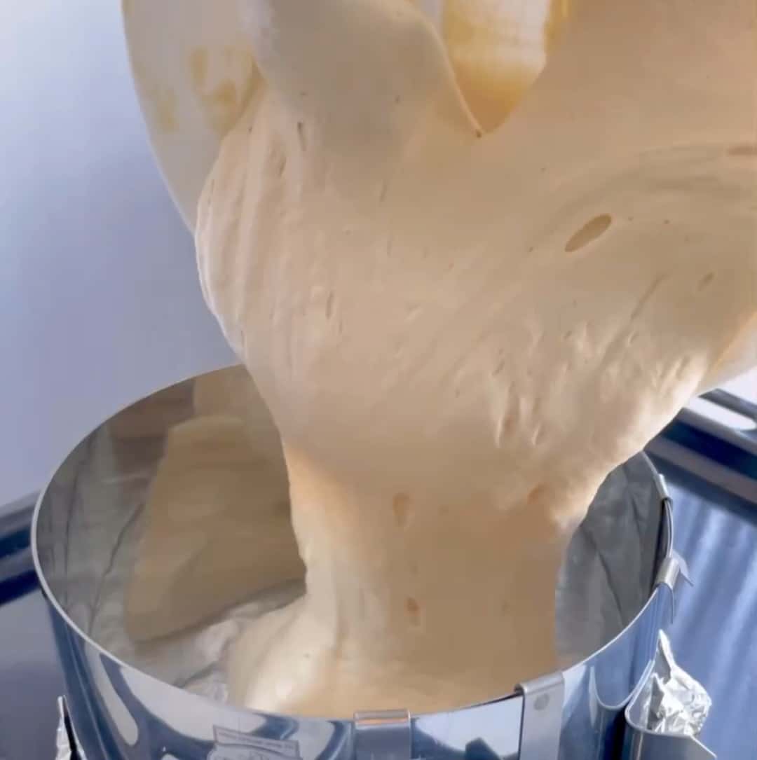 Закохалась в нього з першого шматочка! Божественно ніжний торт "Полунична грядка" - відкритий бісквітний тортик з легким вершково-маковим кремом та полуницею - неймовірна смакота