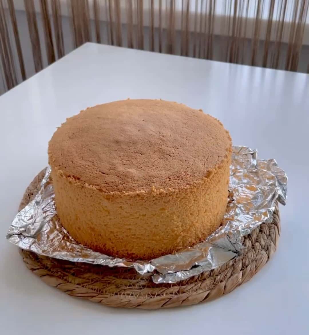 Закохалась в нього з першого шматочка! Божественно ніжний торт "Полунична грядка" - відкритий бісквітний тортик з легким вершково-маковим кремом та полуницею - неймовірна смакота