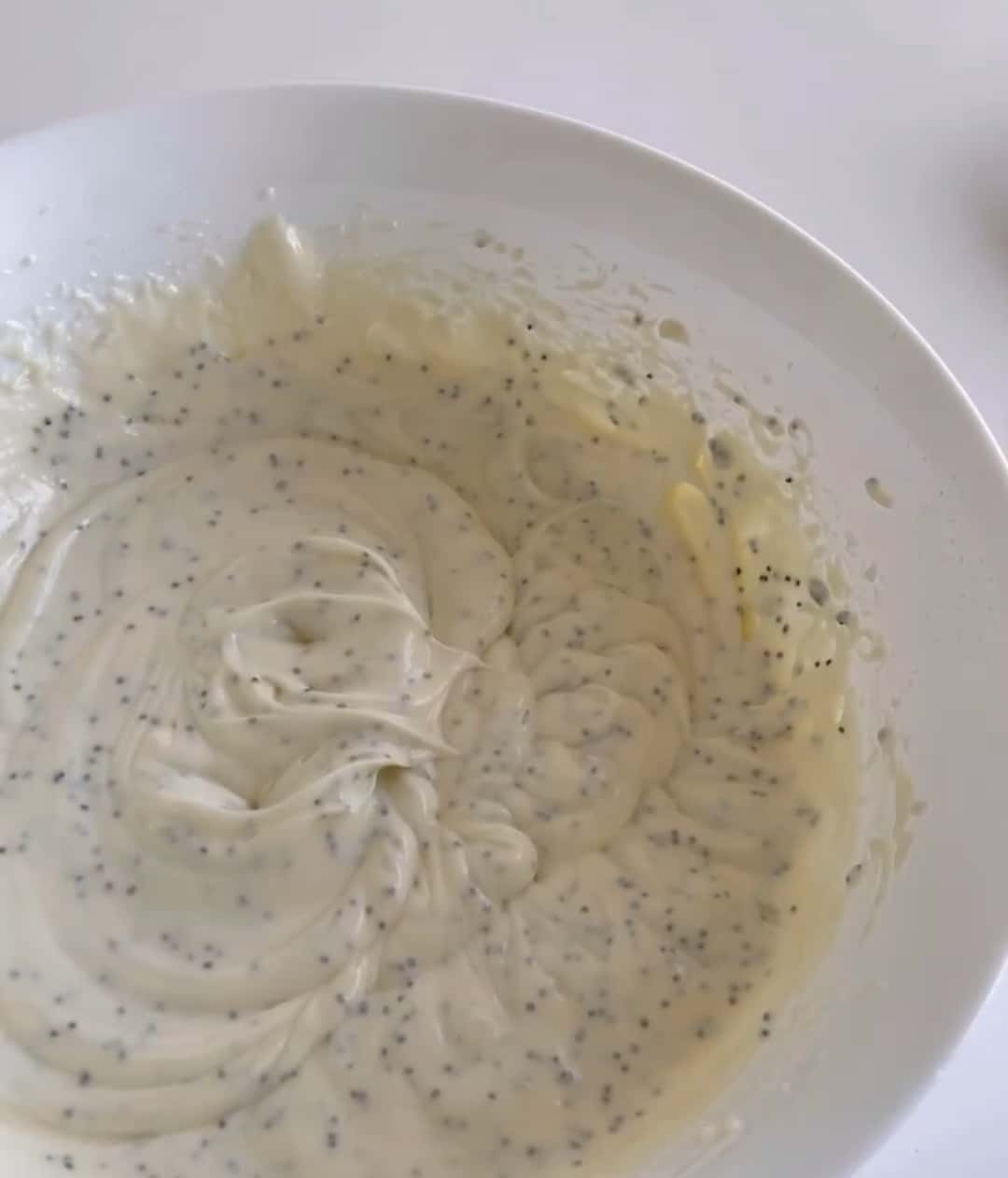 Закохалась в нього з першого шматочка! Божественно ніжний торт "Полунична грядка" - відкритий бісквітний тортик з легким вершково-маковим кремом та полуницею - неймовірна смакота