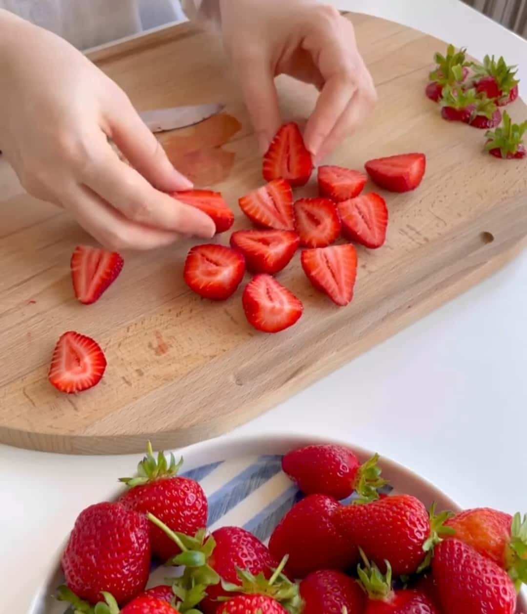 Закохалась в нього з першого шматочка! Божественно ніжний торт "Полунична грядка" - відкритий бісквітний тортик з легким вершково-маковим кремом та полуницею - неймовірна смакота