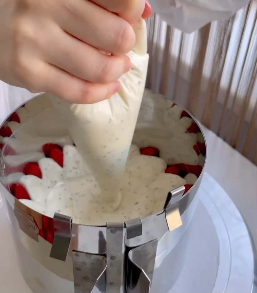 Закохалась в нього з першого шматочка! Божественно ніжний торт "Полунична грядка" - відкритий бісквітний тортик з легким вершково-маковим кремом та полуницею - неймовірна смакота