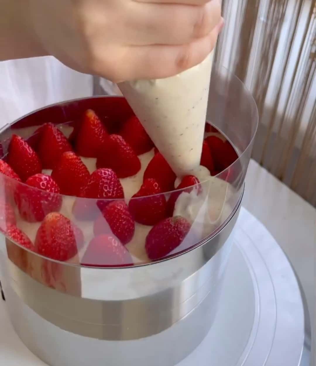 Закохалась в нього з першого шматочка! Божественно ніжний торт "Полунична грядка" - відкритий бісквітний тортик з легким вершково-маковим кремом та полуницею - неймовірна смакота