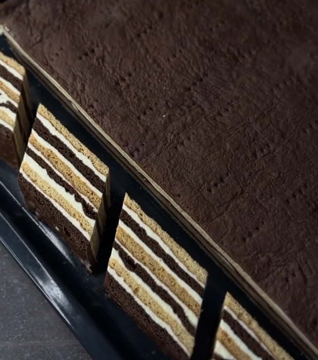 Пляцок "Нутелла" - найсмачніший тортик з медовим смаком: випікаємо 2 види тоненьких коржів, перемащуємо ніжним заварним кремом і отримуємо справжню смакоту