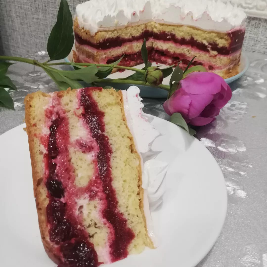 Фруктовий торт за рецептом української господині: бісквітний корж, сметанний крем і вишневий прошарок - дуже смачно