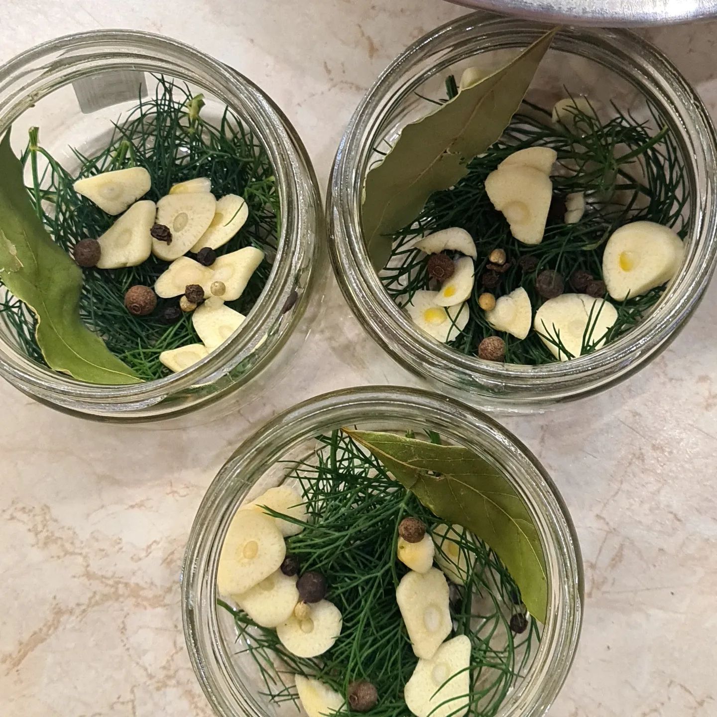 Цікавою закускою стане незрівнянна маринована редиска - така краса прикрасить не лише святковий стіл, а й стане чудовим доповненням до будь-якої страви