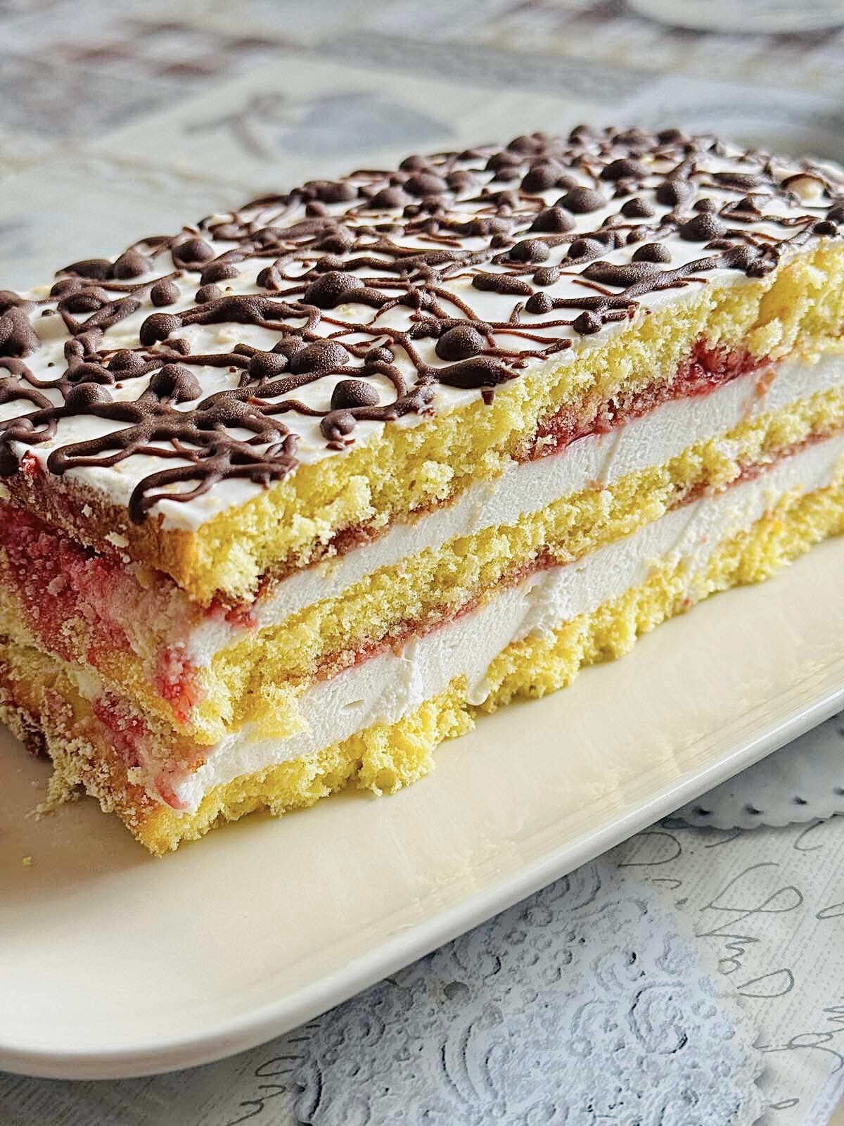 Бісквітний торт з кремом-суфле і малиною - чудовий, перевірений рецепт від української господині