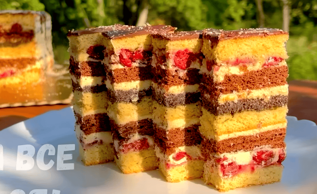 Розкішний пляцок "БАГАТА ХАТА" - вид і смак, дійсно багатий. Вишні, шоколад і мак, чудово поєднуються і доповнюють один одного (чудовий рецепт від української господині)