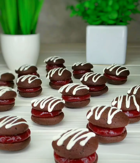 Дуже смачне шоколадно-вишневе тістечко з найдоступніших продуктів! Дуже ніжне з вишневою кислинкою