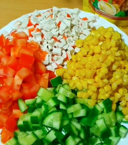 Рецепт по-літньому яскравого, соковитого і дуже смачного салату "Квіточка" - відлітає зі столу за 5 хвилин