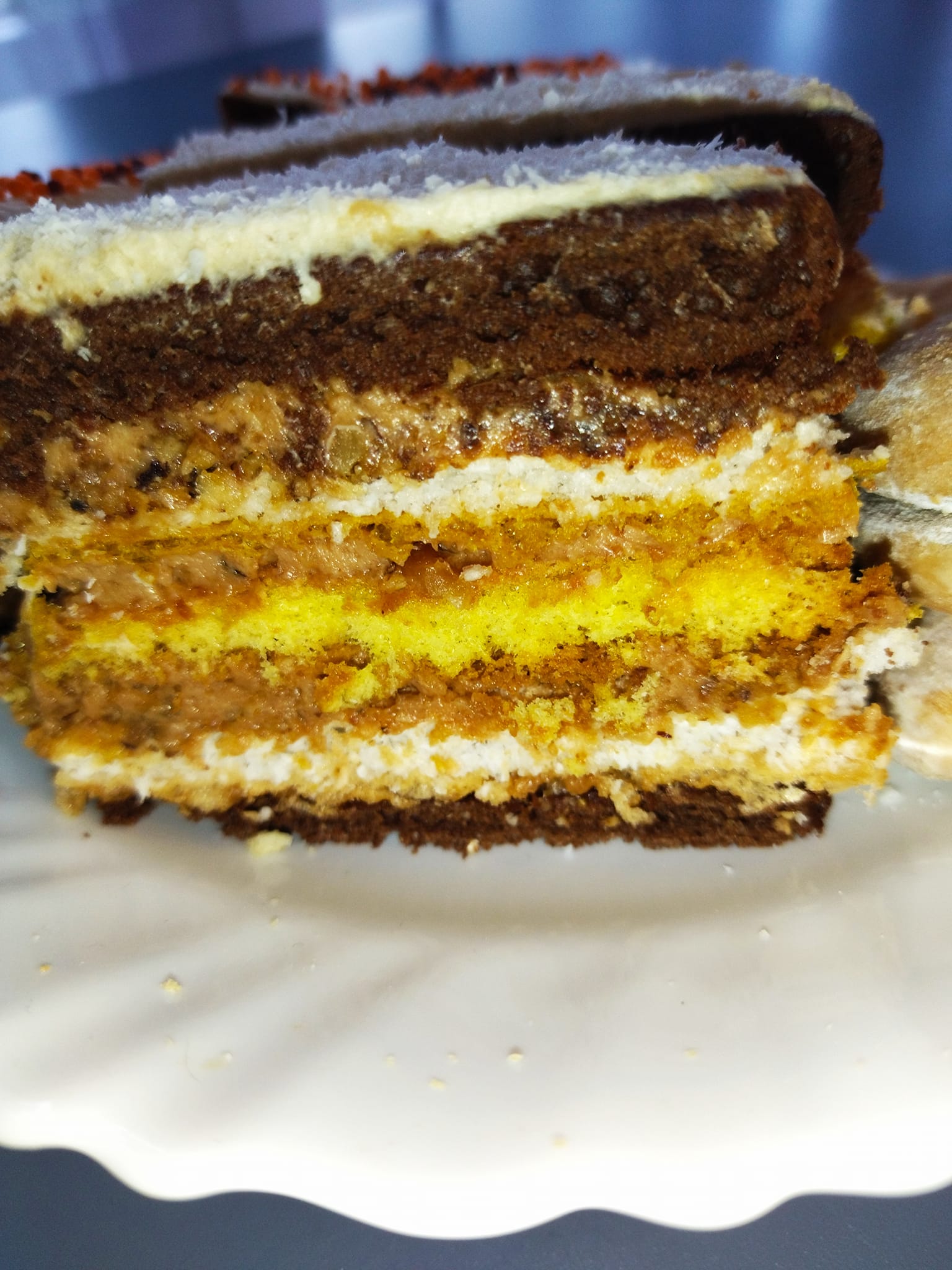 Пляцок «Лебедине озеро» - один з моїх улюблених рецептів, насичено-шоколадні коржі ідеально поєднуються з безе, ніжний крем і горішки (чудовий рецепт від української господині)