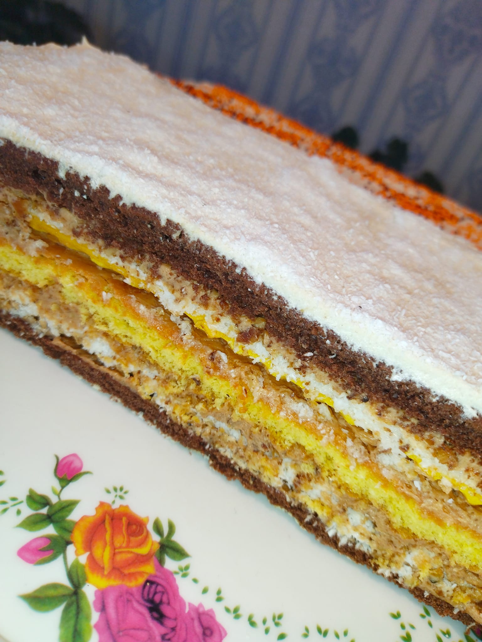 Пляцок «Лебедине озеро» - один з моїх улюблених рецептів, насичено-шоколадні коржі ідеально поєднуються з безе, ніжний крем і горішки (чудовий рецепт від української господині)