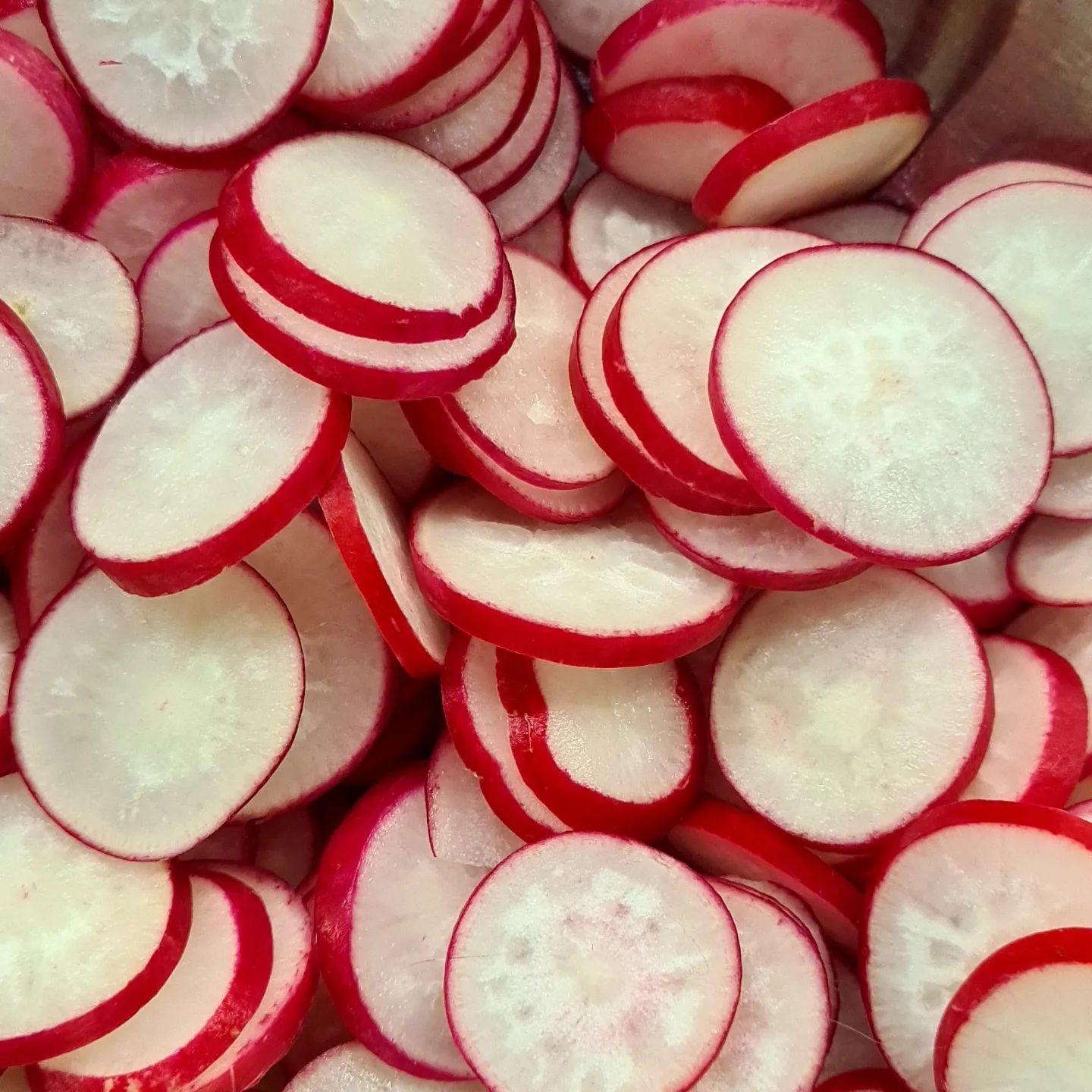 Цікавою закускою стане незрівнянна маринована редиска - така краса прикрасить не лише святковий стіл, а й стане чудовим доповненням до будь-якої страви