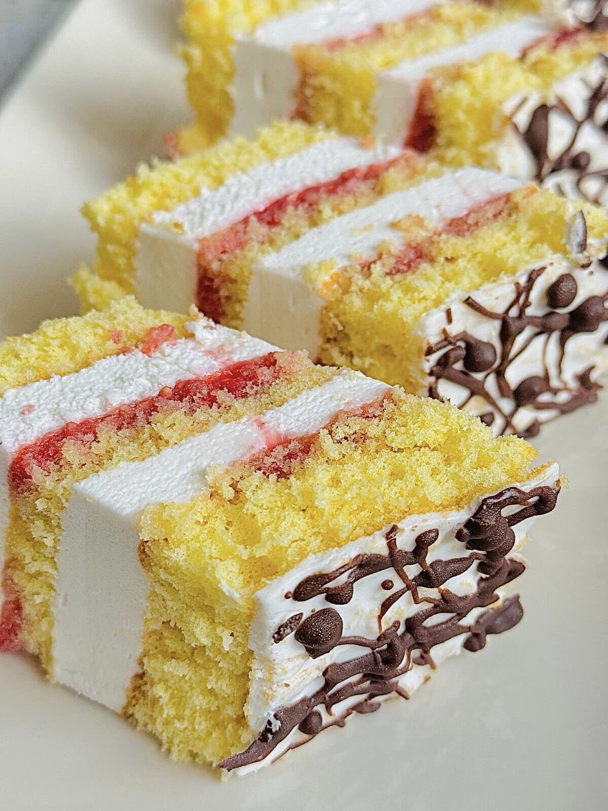 Бісквітний торт з кремом-суфле і малиною - чудовий, перевірений рецепт від української господині