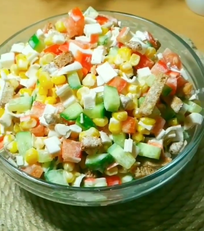 Рецепт по-літньому яскравого, соковитого і дуже смачного салату "Квіточка" - відлітає зі столу за 5 хвилин