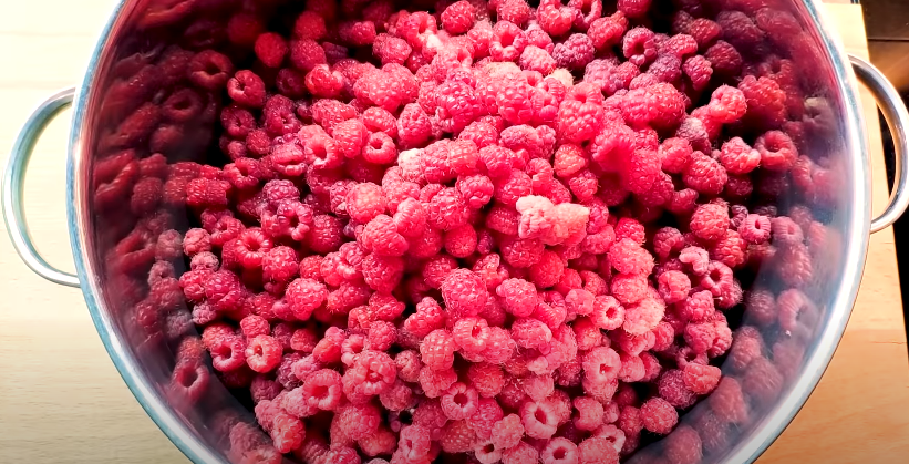 Смачний, густий малиновий джем без кісточок! Все дуже просто, швидко і без загусників - тільки малина та цукор