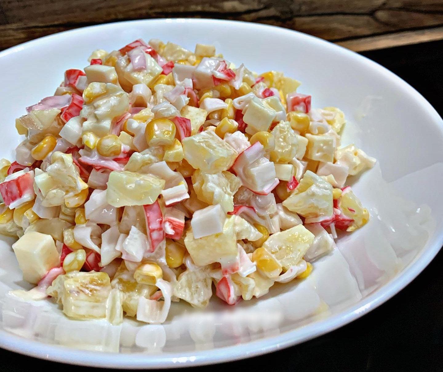 Салат з крабових паличок з сиром та ананасами - простий, але дуже смачний салатик до святкового столу