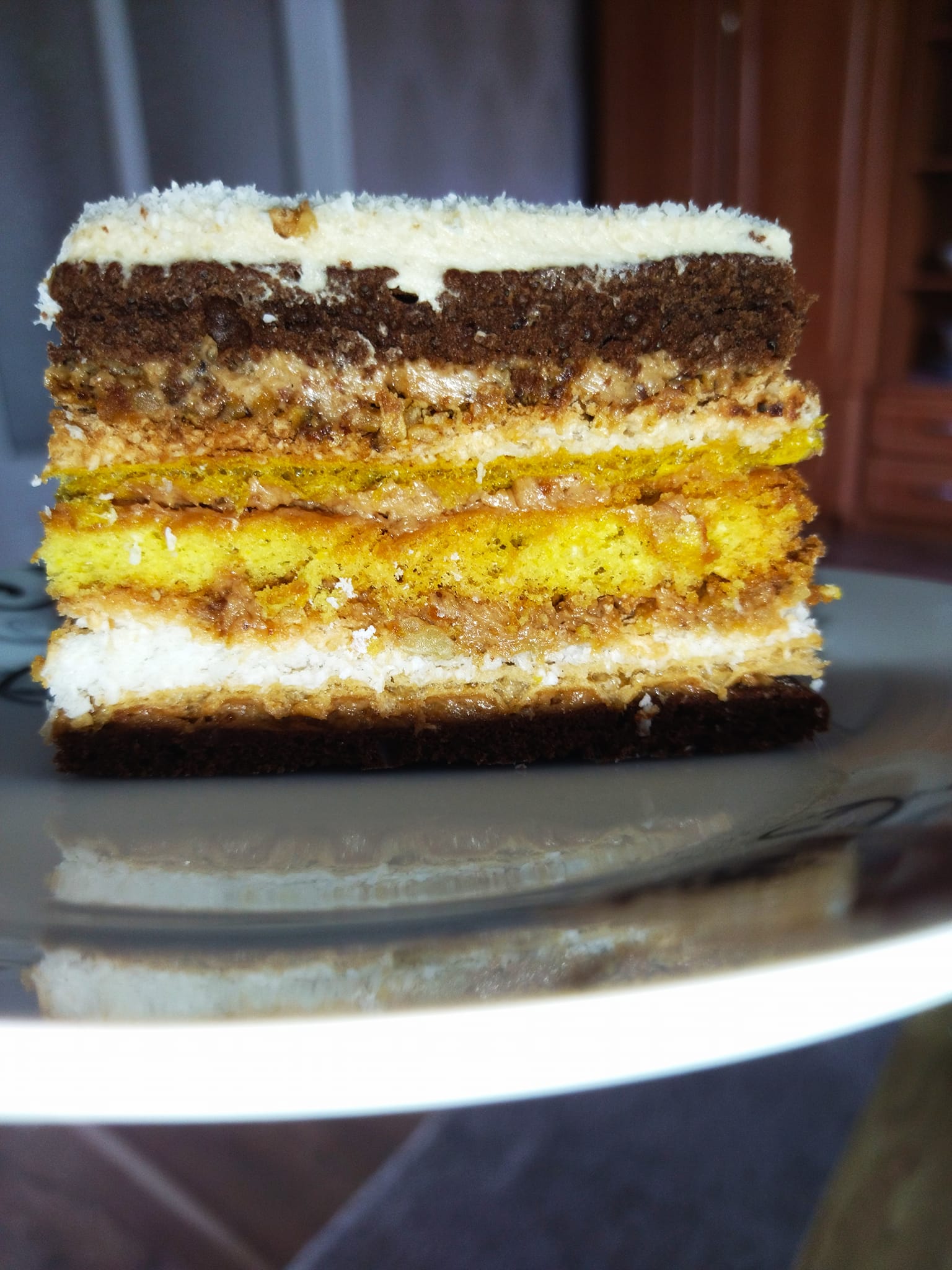 Пляцок «Лебедине озеро» - один з моїх улюблених рецептів, насичено-шоколадні коржі ідеально поєднуються з безе, ніжний крем і горішки (чудовий рецепт від української господині)