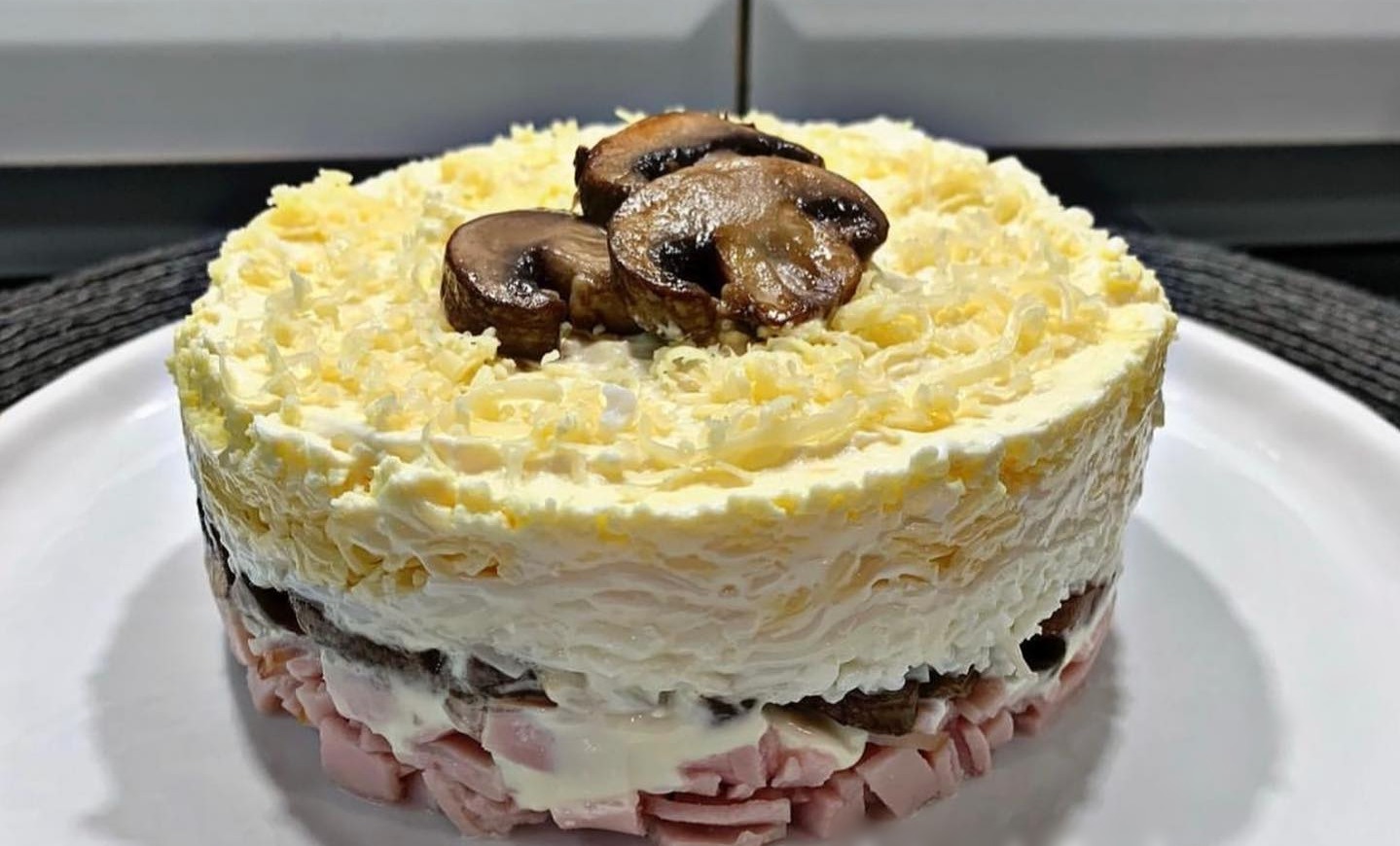 Святковий салат шарами з куркою і грибами - ніжний, повітряний і дуже смачний