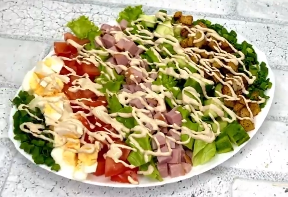 Салат з домашніми сухариками і смачною заправкою. Готуємо легкий, літній салатик до будь-якого столу