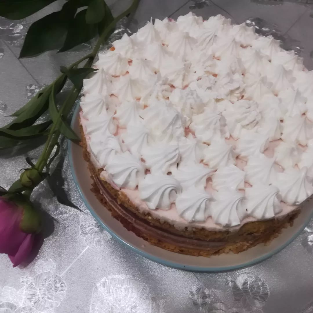 Фруктовий торт за рецептом української господині: бісквітний корж, сметанний крем і вишневий прошарок - дуже смачно